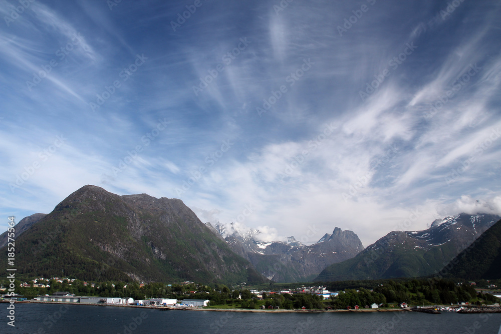 Berglandschaft auf dem Weg von Andalsnes nach Olden mit spektakulärer Wolkenbildung .Where: bei Olden, Norwegen.When: 30.05.2014.