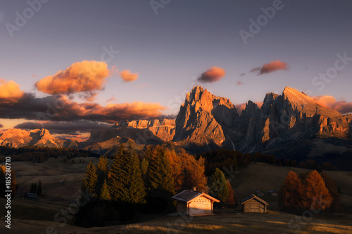 Tramonto sull'alpe di Siusi durante un magico autunno