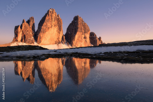 Le Tre cime di Lavaredo si rifletto al tramonto in un laghetto