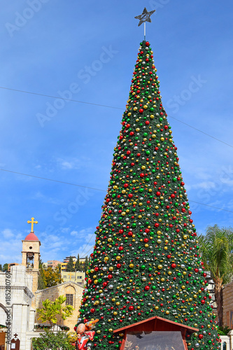 Foto view of the Greek Orthodox Church of the Annunciation with Christmas decorations