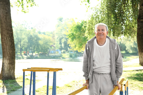 Mature man doing exercise i...