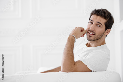 Canvastavla man looking at camera