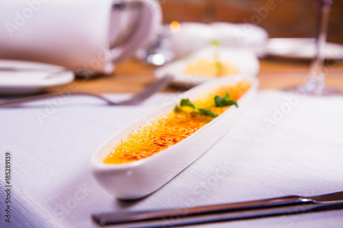 Obraz na plátně Crème brûlée served in a restaurant