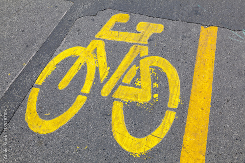 Straßenmarkierung Fahrradweg © Ralf Gosch