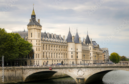 Building in Paris © EvrenKalinbacak