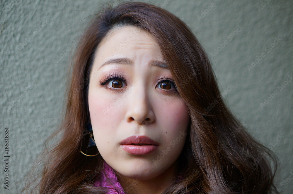 見下す表情の女性 Stock Photo Adobe Stock