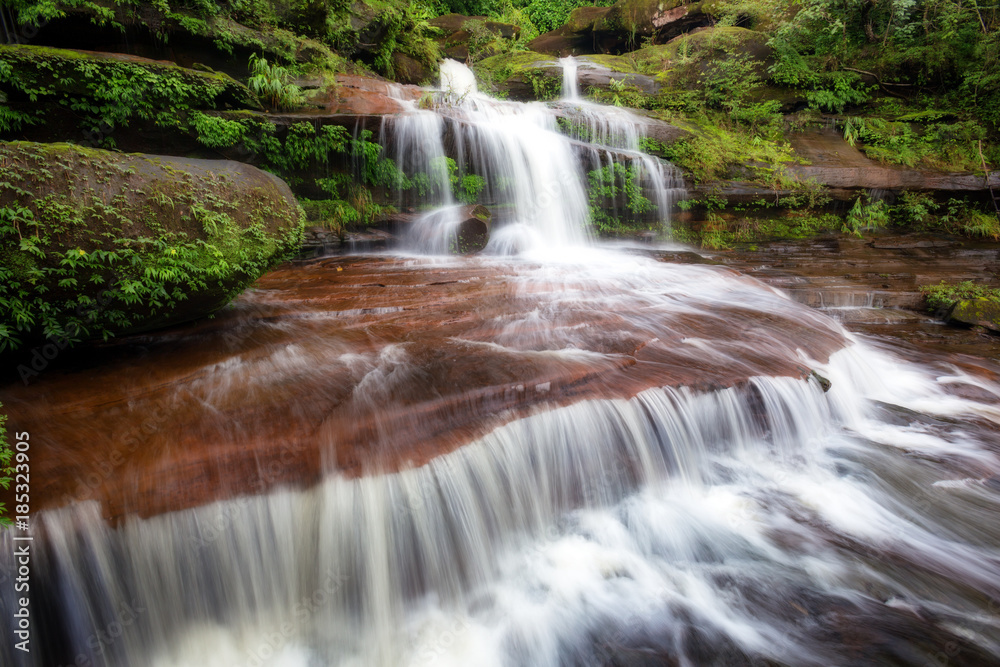 Obraz premium Tat Vimarn Thip Waterfall