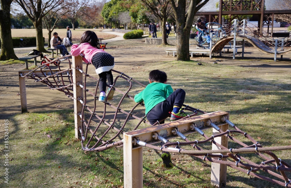 冬の公園の遊具で遊ぶ子供stock Photo Adobe Stock 冬の公園の遊具で遊ぶ子供stock Photo Adobe Stock