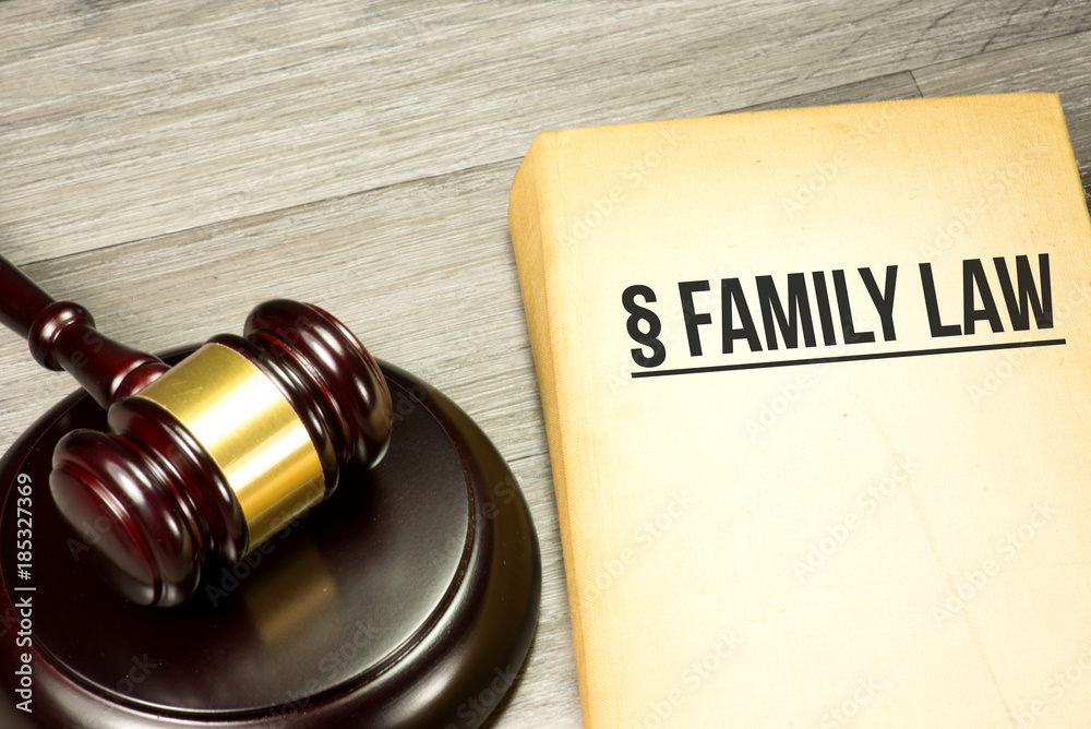 Ein Richterhammer und ein Gesetzbuch für das Familienrecht