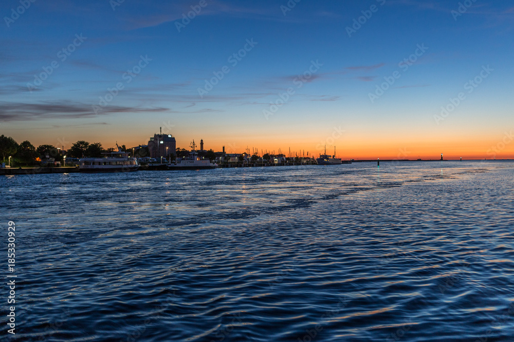 Sonnenuntergang am Hafen von Warnemünde an der Ostsee