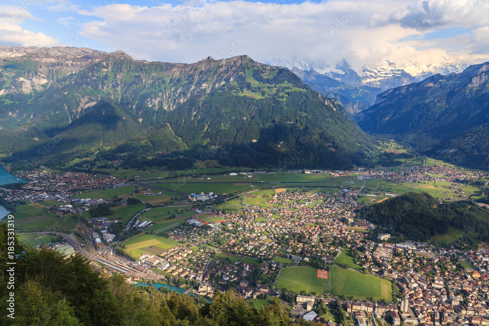 Fototapeta premium Interlaken town and lake brienz surrounded by mountainous area, Switzerland