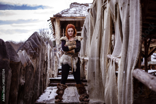 Foto Viking woman with hammer in a traditional warrior clothes.