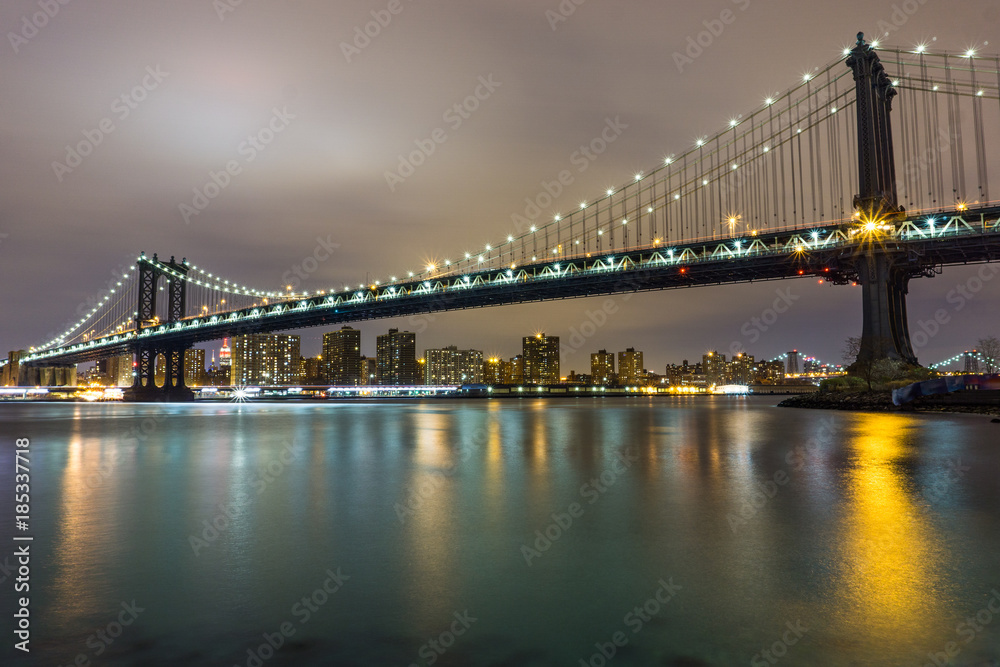 Manhattan Bridge di sera