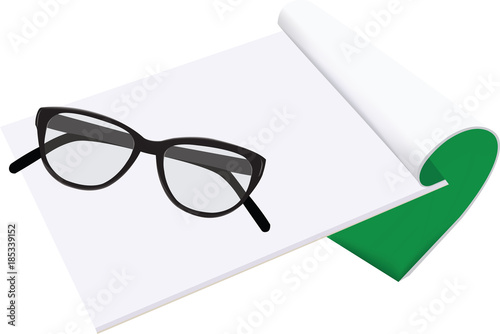 occhiali da vista sopra blocknotes