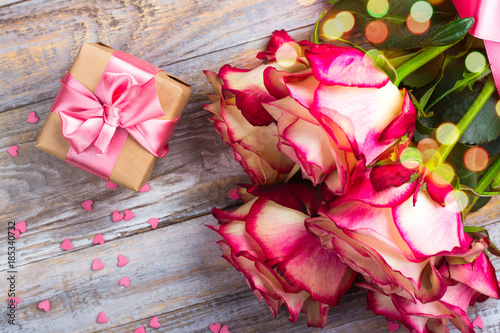 Fototapeta Naklejka Na Ścianę i Meble -  Beautiful roses on wooden background. Valentines day or mothers day greeting card