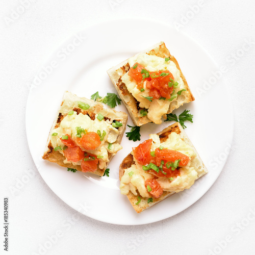 Omelet, tomato, green onion on bread