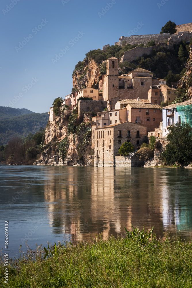 Detalle del pueblo de Miravet junto al río Ebro. Tarragona. España