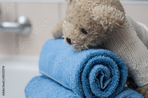 ours en peluche sur serviettes de toilettes roulées