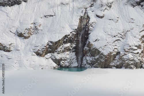 La cascata nel lago ghiacciato