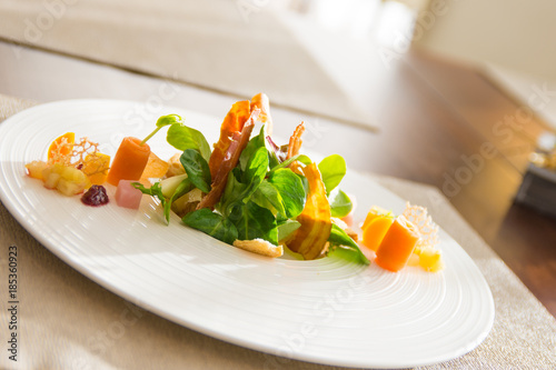 Fototapeta Naklejka Na Ścianę i Meble -  gesunder grüner Salat im Restaurant