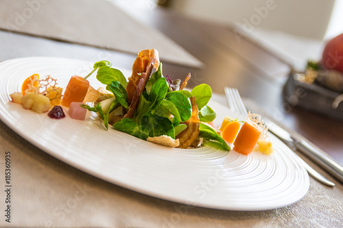 Fototapeta Naklejka Na Ścianę i Meble -  gesunder grüner Salat im Restaurant