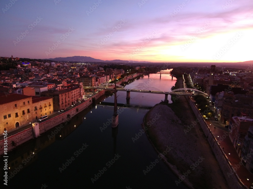 Fototapeta premium Tortosa en Tarragona, capital de la comarca del Baix Ebre en Cataluña (España) Fotografia aerea con Drone