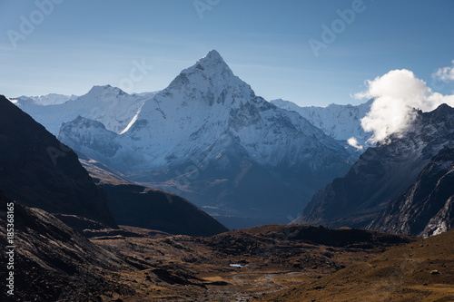 Fototapeta Naklejka Na Ścianę i Meble -  Ama Dablam mountain peak from Chola pass, Everest region, Nepal