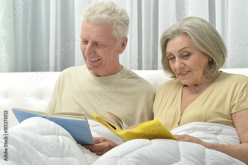  Senior couple reading 