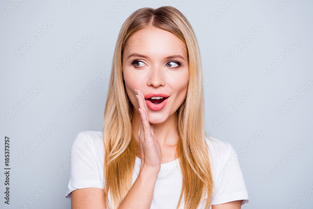 Ταπετσαρία Don't tell anyone! Talkative mysterious pretty beautiful woman with blonde hair