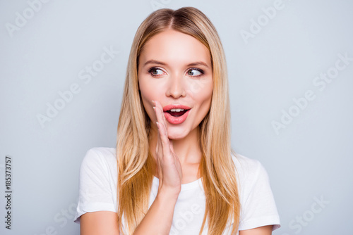Φωτογραφία Don't tell anyone! Talkative mysterious pretty beautiful woman with blonde hair