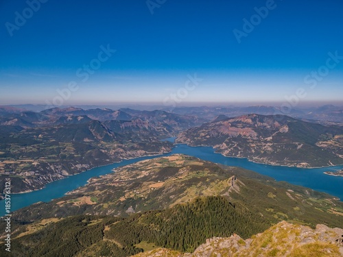 Lac de Serre-Ponçon vu du sommet du Morgon