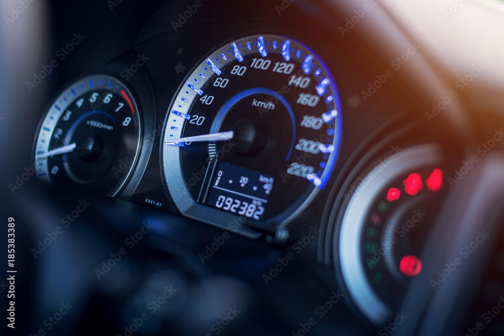 Obraz premium Deska rozdzielcza zbliżenie samochodu przebiegu