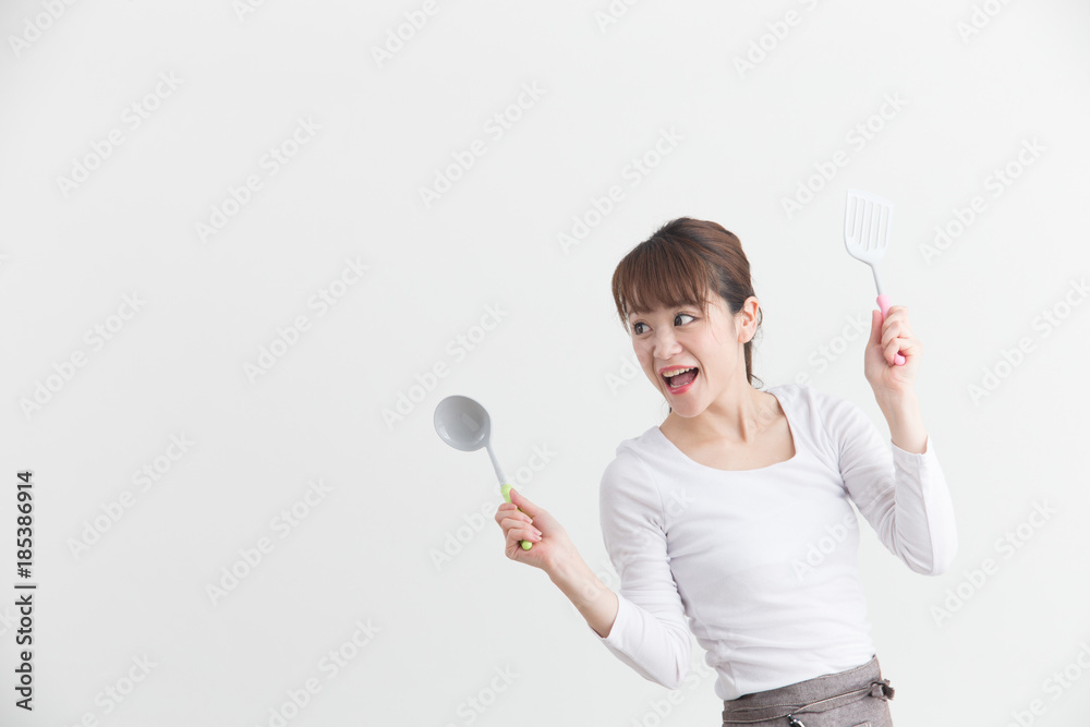 エプロン姿の女性・白バック