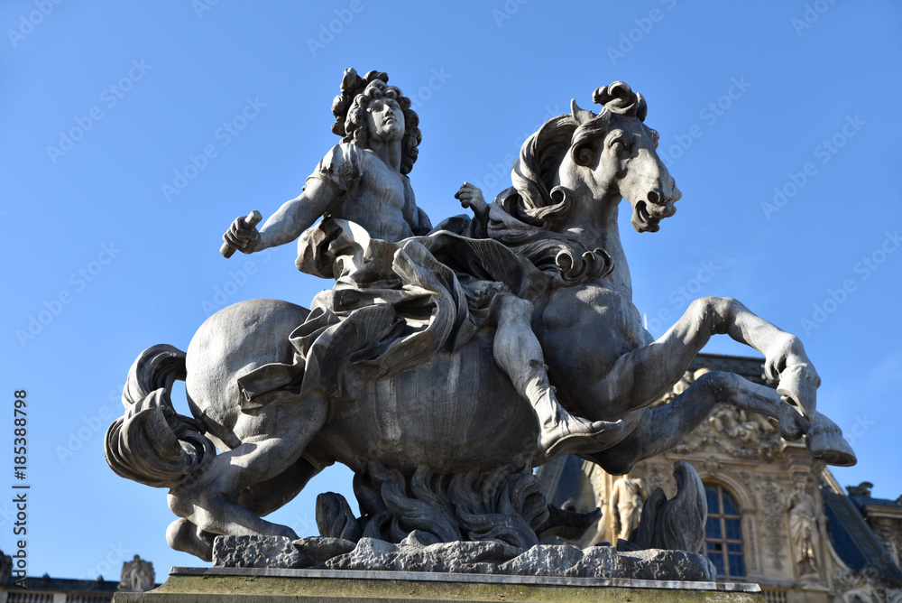 Obraz premium Statue équestre de Louis XIV à Paris, France
