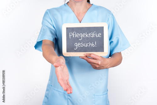 Cuadro en lienzo Altenpflegerin mit Tafel Pflegekräfte gesucht