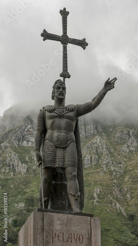 Statue de Pélage à Covadonga, Asturies, Espagne photo
