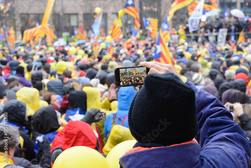 Fotografiando la multitud de la manifestación de catalanes en Bruselas, Bélgica