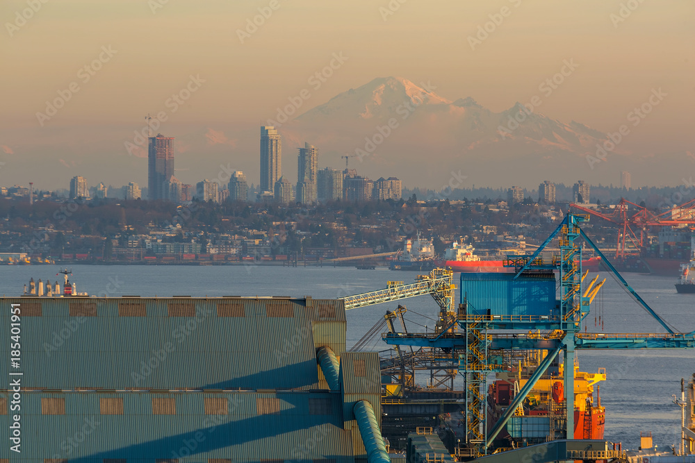 Fototapeta premium View of Mount Baker and Vancouver BC Canada at Sunset