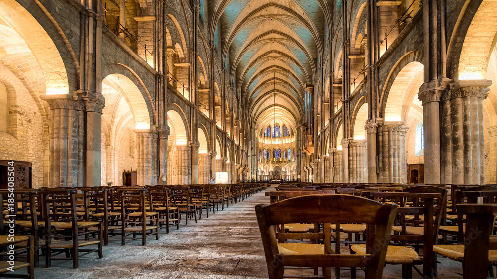 Φωτογραφία Warm illumination main hall interior of Saint Remi abbey in Reims, France