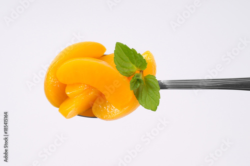 peeled and sliced peaches