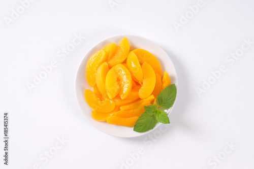 peeled and sliced peaches