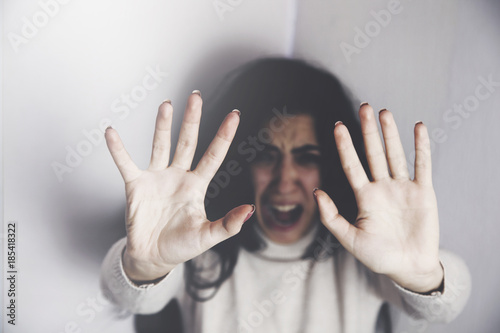 Foto battered  woman hands stop sign