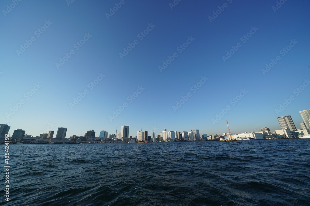 日本の東京都市景観・澄み切った青空「東京港や港区などの街並みを望む」