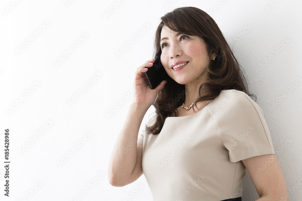 携帯電話で話すミドル女性 携帯電話で話すミドル女性