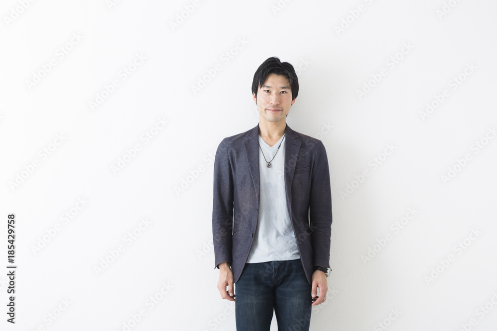 カジュアルな服装の男性