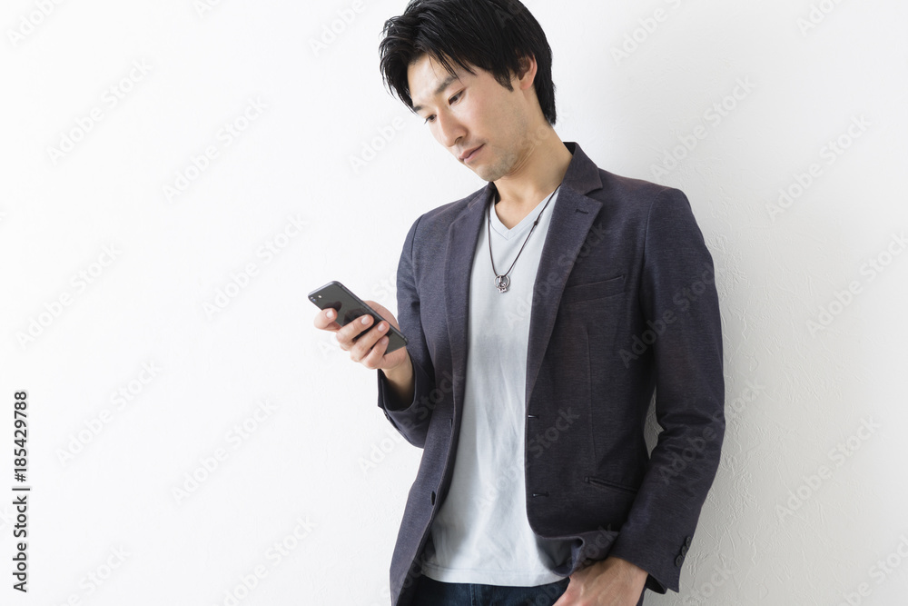 カジュアルな服装の男性 カジュアルな服装の男性