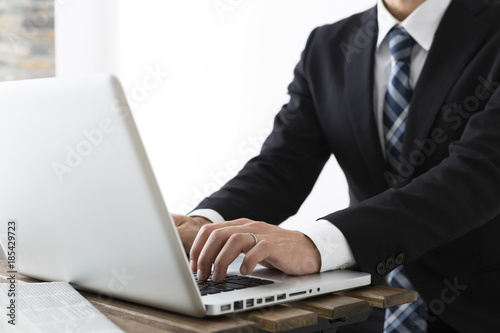 ノートパソコンを使う若いビジネスマン