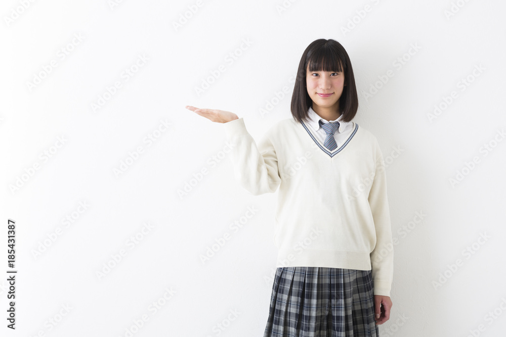 右手を差し出す女子高生 右手を差し出す女子高生