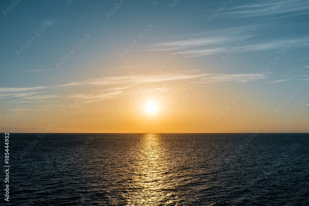 Sonnenuntergang über dem Horizont auf dem Meer