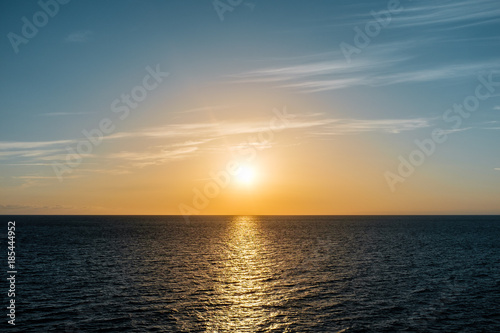 Sonnenuntergang   ber dem Horizont auf dem Meer